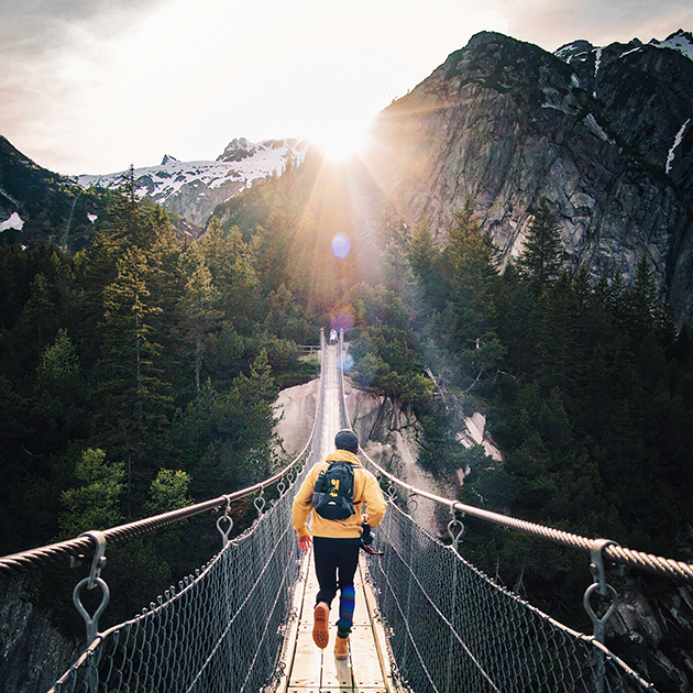 Photo d'un homme sur un pont pour expliquer ce que sont les perturbations émotionnelles