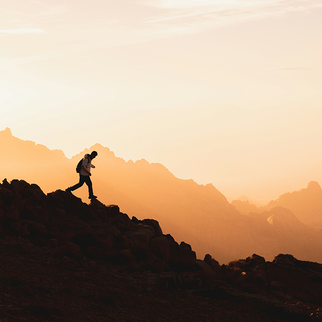 Photo d'un homme qui descend une montage pour expliquer d'où viennent les réactions émotionnelles